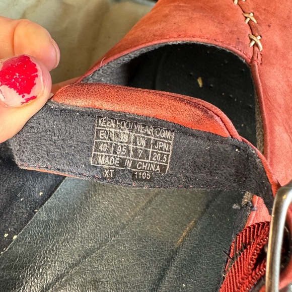 Keen Women's Red Suede Mary Jane Adjustable Strap Casual Comfort Shoes Sz 9.5 - Picture 6 of 6